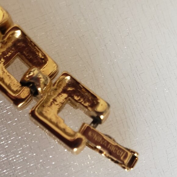1980-S NINA RICCI SIGNED VINTAGE GOLD TONE CHAIN BRACELET. - Picture 4 of 6